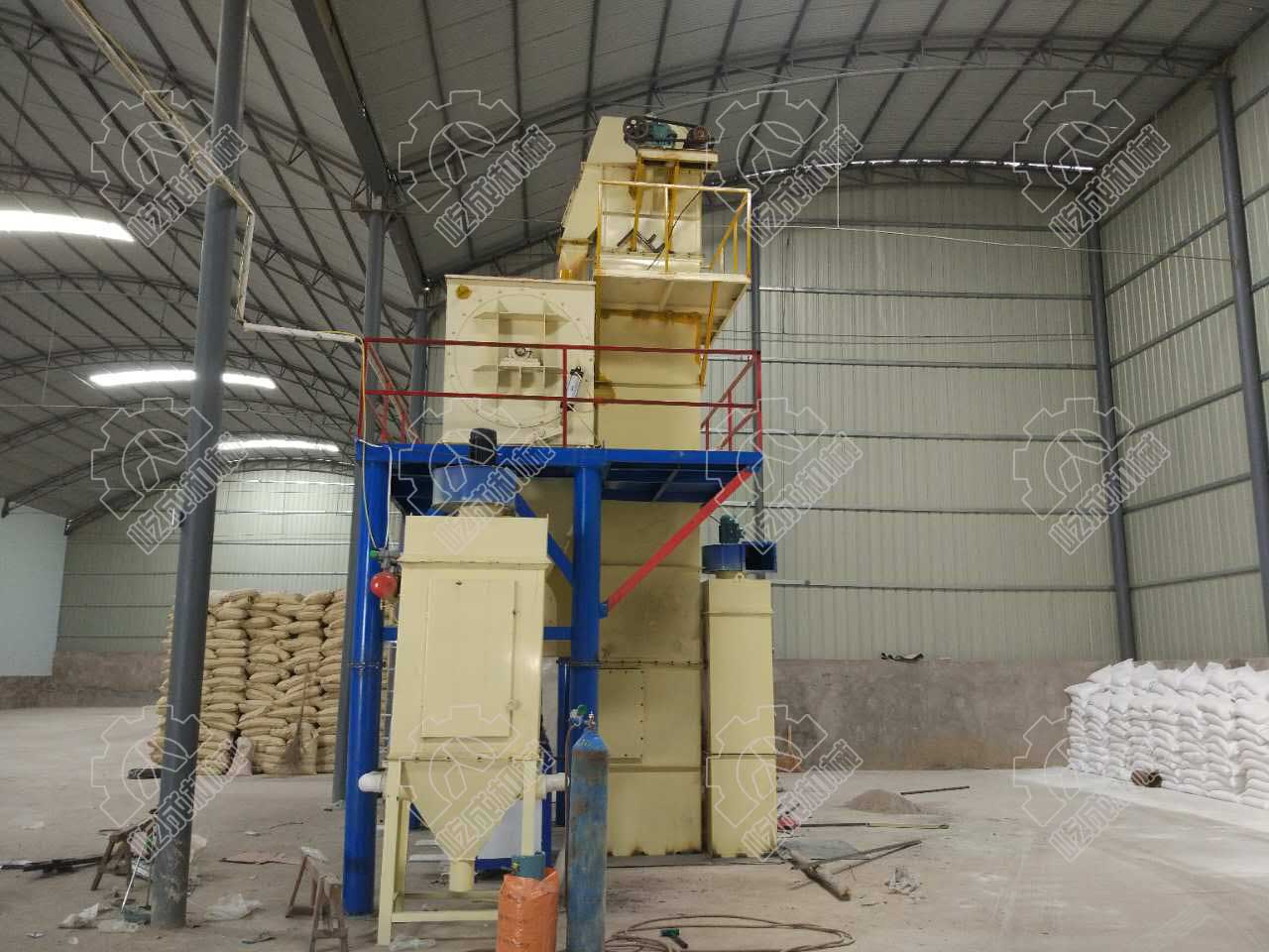 半自動標線涂料生產線側面圖.jpg 半自動標線涂料生產線側面圖.jpg